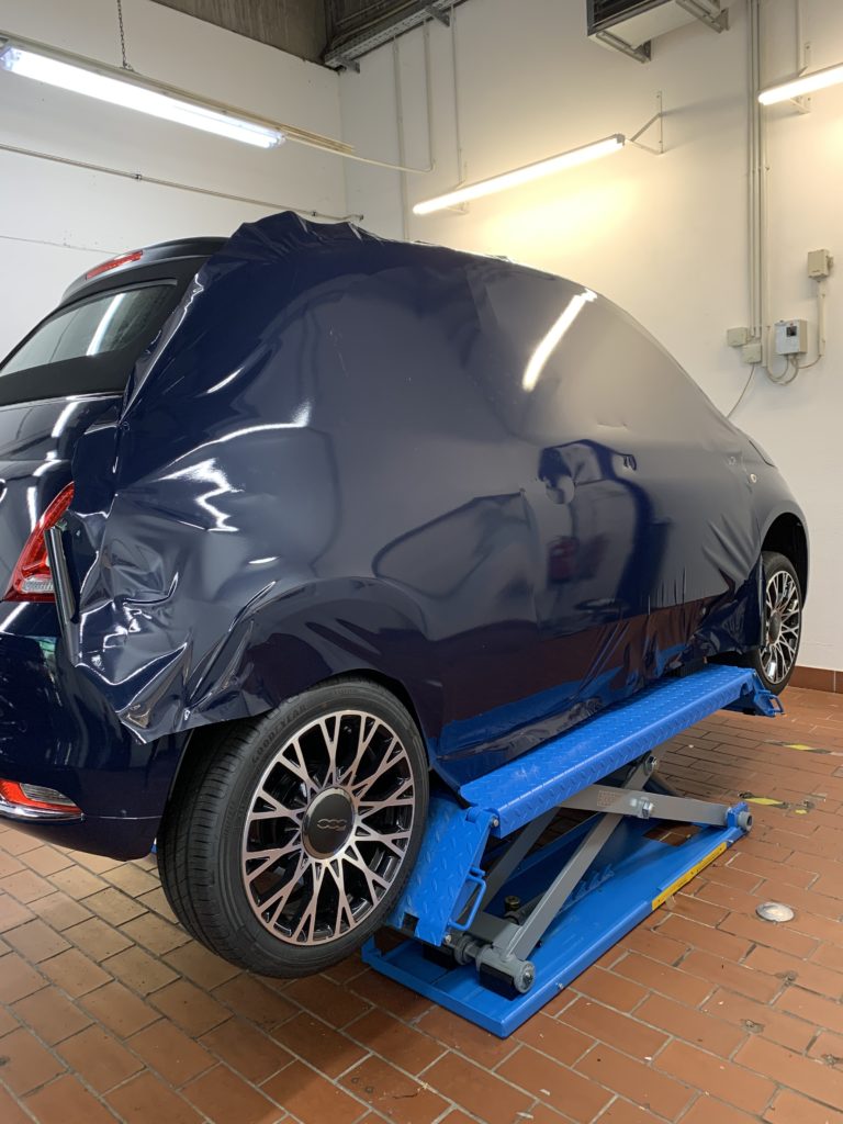 Carwrapping Fiat500 Hebebühne by Fahrzeugbeschriftung-Wiesbaden