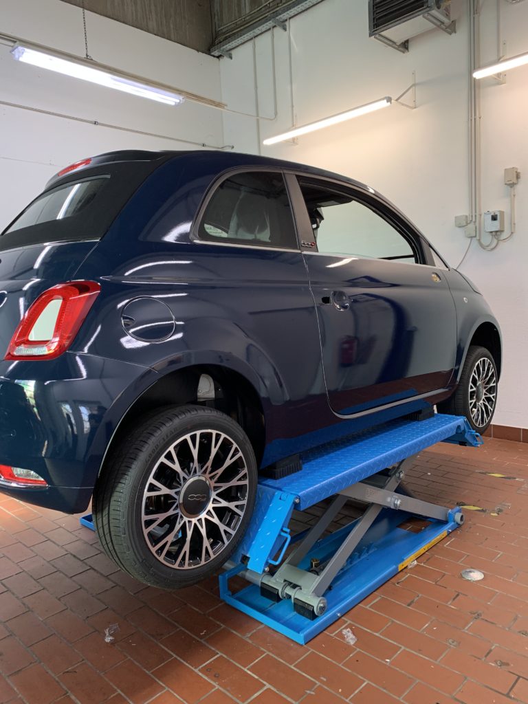 Carwrapping Fiat500 Hebebühne rechts by Fahrzeugbeschriftung-Wiesbaden